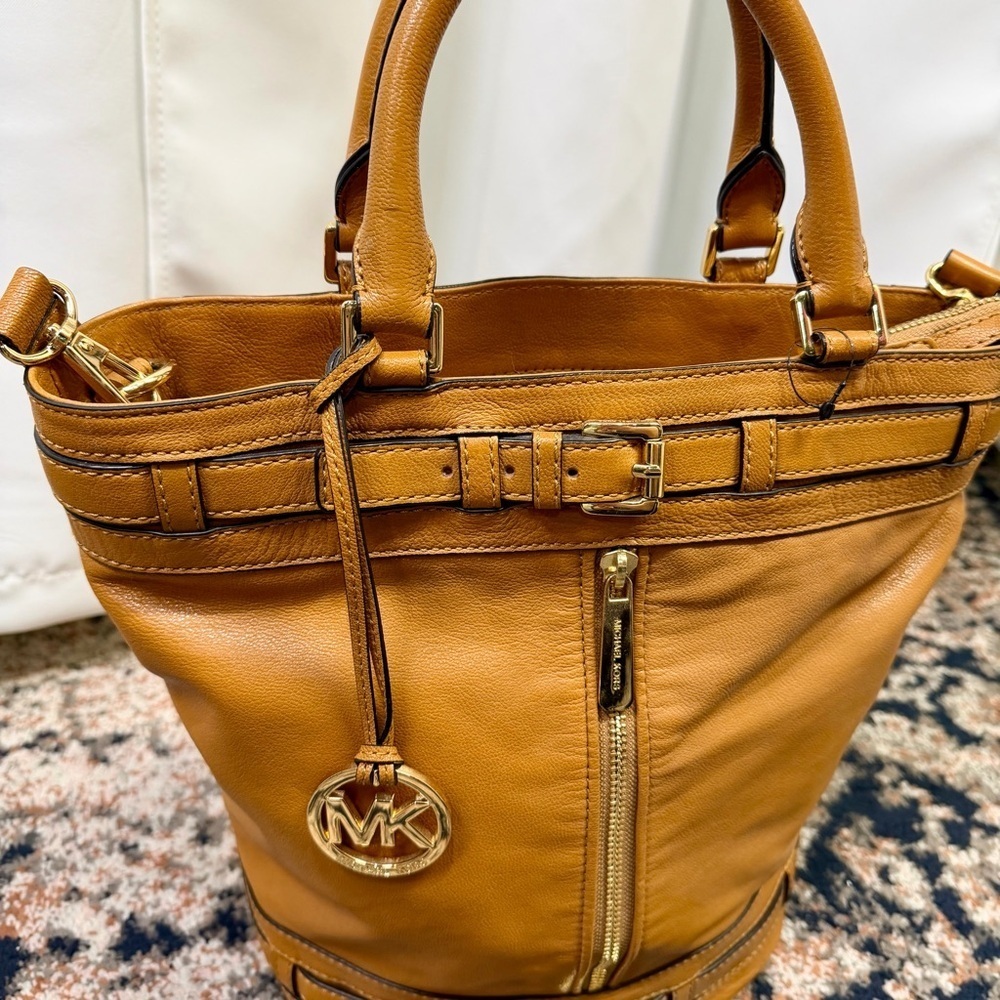 MICHAEL Michael Kors ‘Kingsbury’ Large Bucket Tote in Tan Leather - Picture 5 of 13